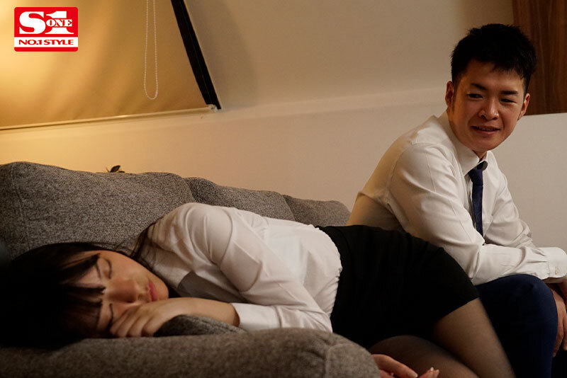 寝るOLの浅野こころ